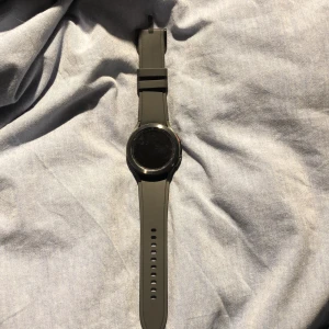 Samsung galant watch - En Samsung galax watch som jag hittade död i en park, om du har en laddare och vet hur man nollställer den så är det ett kap ig 