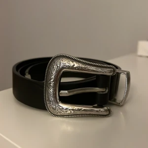 Skärp  - Skärp från Pull&Bear, med silverdetaljer. Kan även skicka om önskas, frakten kostar då 45kr. Ca 100cm långt 