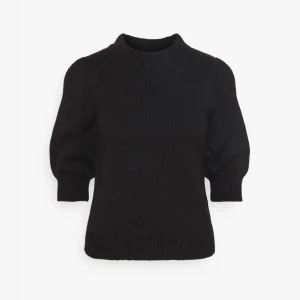 Ny tröja - Helt ny tröja från JDY(endast provad), köpt från Zalando! Säljer pågrund utav fel storlek🫶🏼Säljs för 180kr, nypris 230kr! Prislapp kvar!!