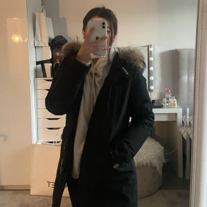 Wool rich Vinterjacka  - En wool rich vinterjacka som jag har bärt under vintern 2021. Jag säljer nu den då jag inte kommer få användning utav den längre. Den är i storlek XS men passar även någon som har S. Priset jag betalade: 7000kr & säljer den nu för 2999kr. 