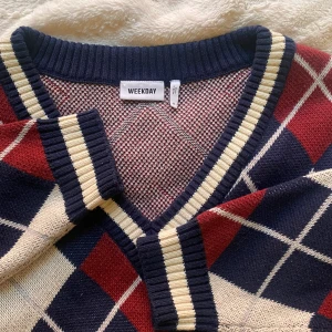 Weekday sweater - Använd fåtal gånger. Storlek S men oversized i storleken. En ny kostar just nu 359kr jag säljer för 200+ frakt🙌🏻