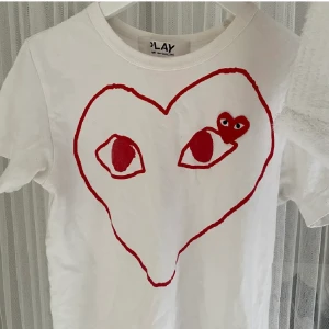 Commes des garçons - Säljer denna fina commes des garçons tröjan som endast är använt en gång <33