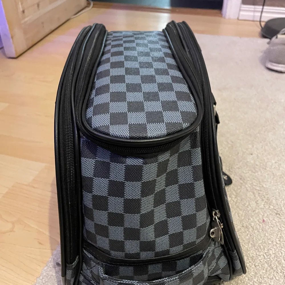 En Louis Vuitton väska i fint skick, den är inte äkta med är i väldigt bra kvalitet och ser äkta ut. Den har även hjul och ett handtag man kan dra ut om man inte orkar  bära den(bild ovan) Pris kan diskuteras vid snabb affär! . Väskor.