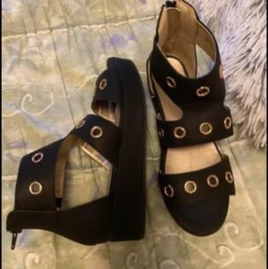 Svarta skor  - Svarta skor med detaljer 