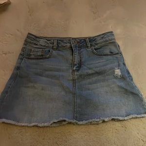 ZARA - Säljer denna kjolen för den har börjar bli för liten. Köptes för några år sedan men slutade passa mig på början av året. Jätte bra skick! För använde aldrig den när jag var liten❤️