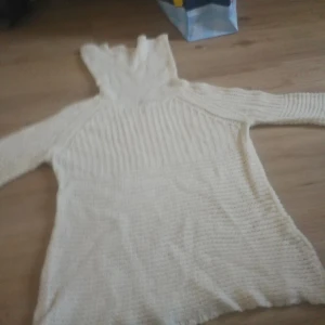 jsfn - Vit ule tröja