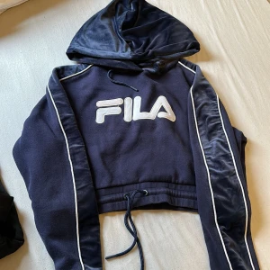Fila tröja - Fila tröja, har byxorna till men de finns små håll mellan benen på den så man kan få den gratis om man är intresserad av att fixa hålen.