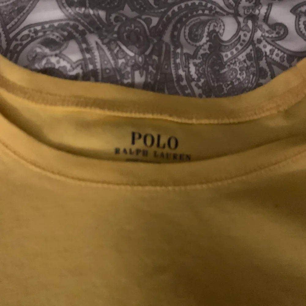 Säljer nu min fina gula polo t-shirt just för att den bara tar plats i lådan och inte används, den är köpt på johenlls för ca 300kr. . Toppar.
