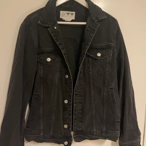 Jeans jacka - Den perfekta och En snygg svart jeansjacka som har utslitna detaljer från junkyard 
