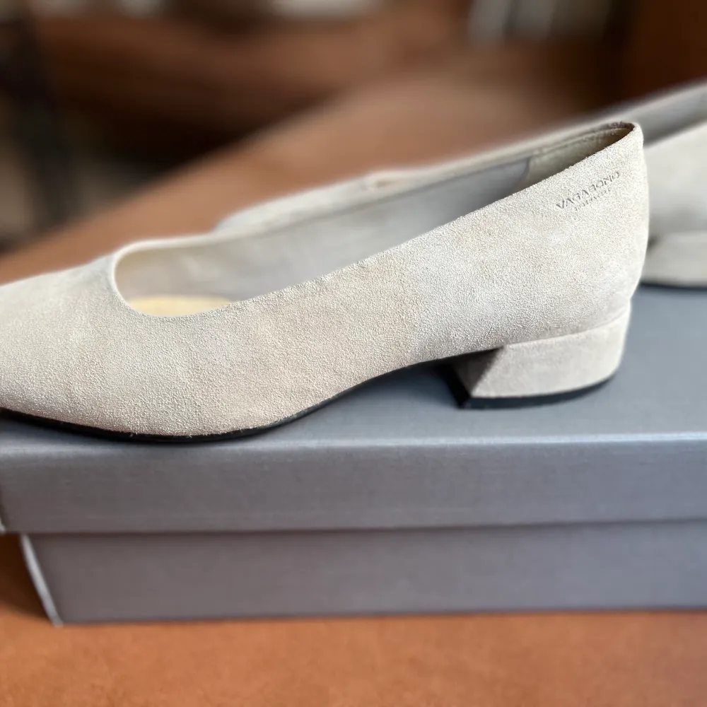 Säljer begagnade Vagabond skor, modell ”Joyce”, färg ”Off White”.   Innersulor ser använda ut, men yttre mockan är som ny, samt yttre sulor är också i perfekt skick.  . Skor.