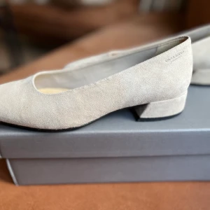Vagabond skor  - Säljer begagnade Vagabond skor, modell ”Joyce”, färg ”Off White”.   Innersulor ser använda ut, men yttre mockan är som ny, samt yttre sulor är också i perfekt skick.  