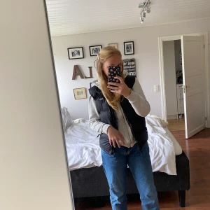 Än väst från wildriver säljer pga att jag inte använder den längre  - Säljer min svarta väst i storlek 164 i färgen svart inget hål eller något det är en logga på vänster bröst. För 150kr + frakt 