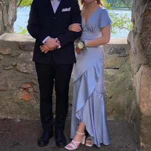 Balklänning - Säljer min superfina balklänning som endast är använd en gång! Den är uppsydd så den passar mig som är 164 (+ klack) i längden. Fråga för fler bilder eller andra funderingar 💕💕💕