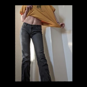 Low-rise jeans - snygga grå low-rise jeans, som jag säljer pågrund av att de är för små    