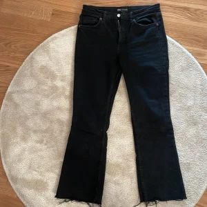 Svarta ankellånga jeans - Svarta avklippta jeans som är ankellånga för mig som är 162. Storlek 38 från zara men passar mig som normalt sett har storlek 36. 
