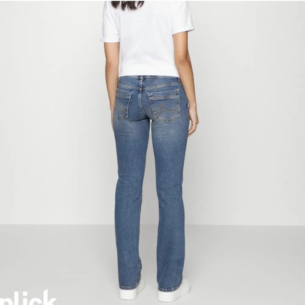Säljer dessa lågmidjade Ltb jeans i modellen Valerie. Jeansen är lite för stora för mig, därav säljer jag dom.💕 Endast använde ett par gånger så dom är i nyskick. Höjer priset då det är många som vill köpa. Köp direkt för 800kr💓💓. Jeans & Byxor.
