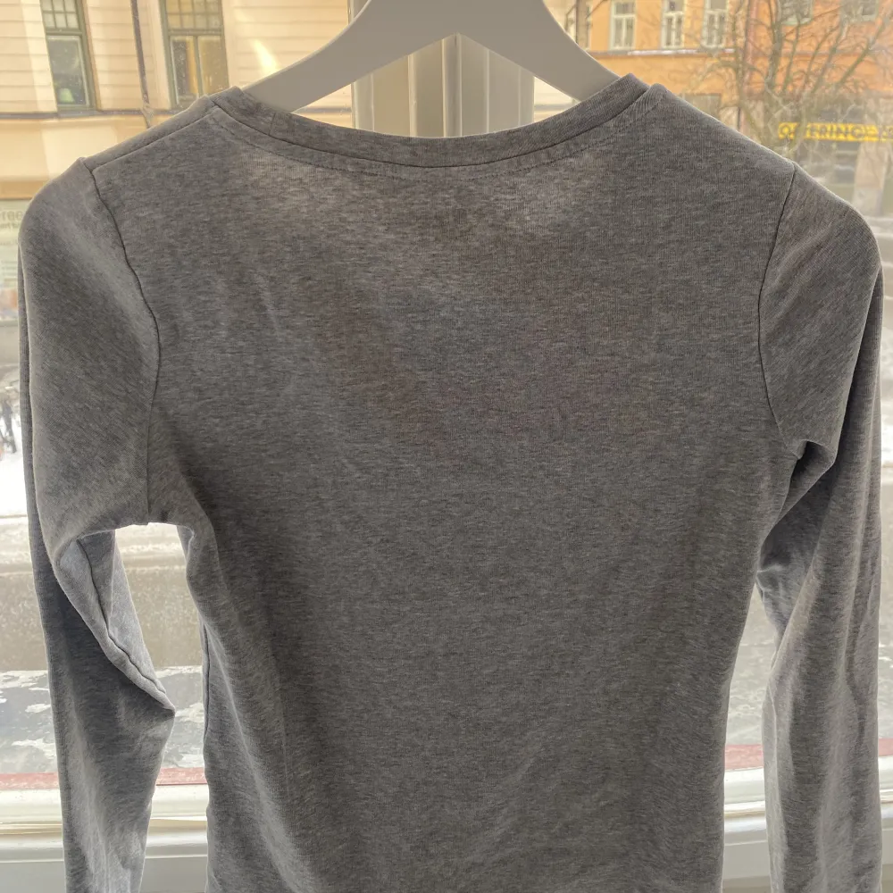 Super fin grå tröja från Uniqlo i storlek xs. Den är knappt använd 💓💓. Toppar.