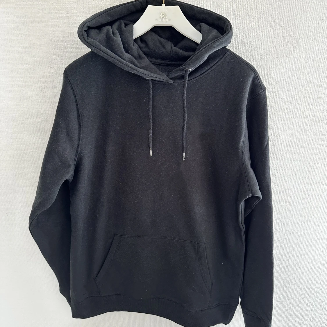 Svart hoodie med tryck på ryggen - 90