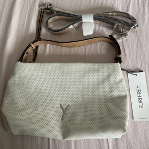 Super frey Shoulder bag Buffy - Oanvänd Super Frey medium Buffy i färgen Ecru, köpt för 550 kr (49€).  https://www.surifrey.com/en/bags/shoulder-bags/5211/umhaengetasche-buffy-mittel?number=13650320