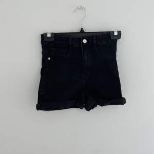 Säljer dessa Molly jeans shorts från Gina trico då de längre inte är min stil.  Är som i nyskick!🌷😍