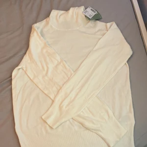 Tröja  - Säljer min helt oanvända tröja från Hm. Det var för sent att lämna till baka den. Lappen är kvar kan samt byta mot något. Nypris 179, säljs för 100 