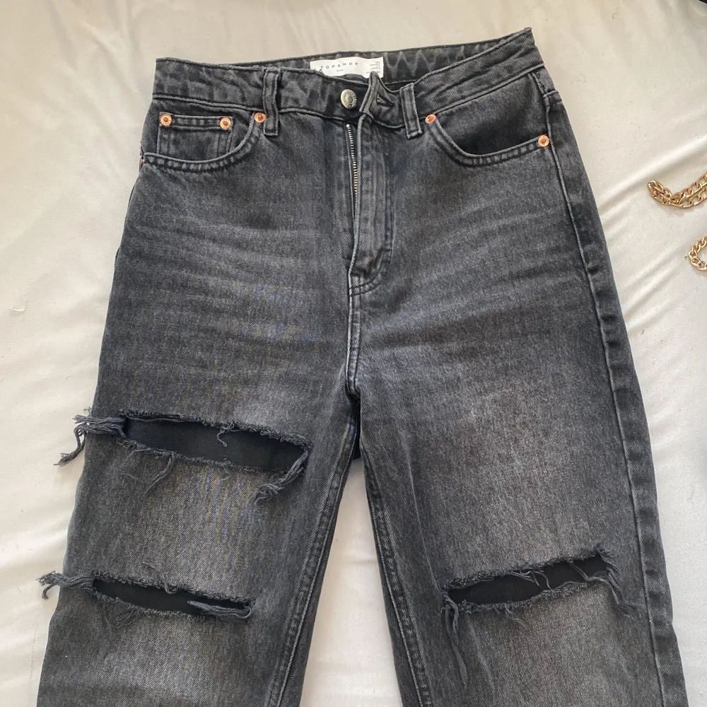 Snygga slitna high waisted jeans från TopShop😍 (användna) . Jeans & Byxor.