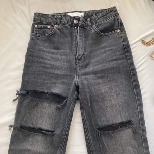 Snygga slitna high waisted jeans från TopShop😍 (användna) 
