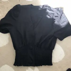 Säljer denna svarta blus. För liten för mig därför den säljs. 