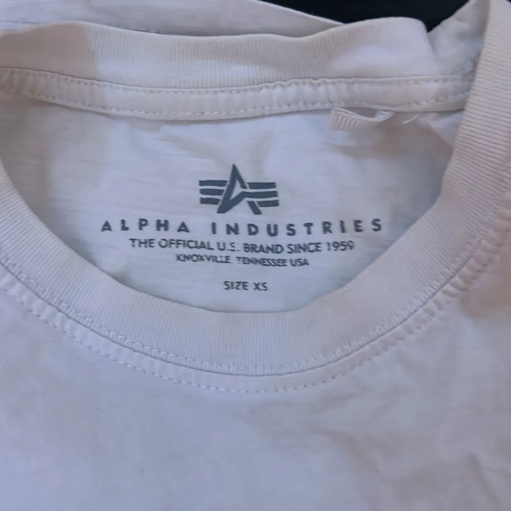  En fin vit tröja Max använd 3 gånger. Köpt för nåra år sedan. Storlek xs men passar s/m (stor i storleken)😅t-shirten kommer från alpha industries. . T-shirts.