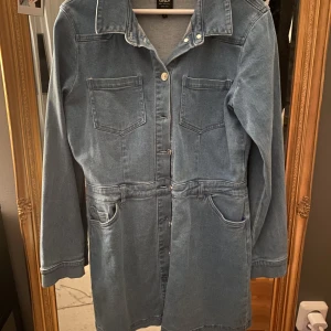 Jeans klänning  - Jättefin jeans klänning, str 40 ganska liten i str så sitter som en 38. Frakten ingår i priset 