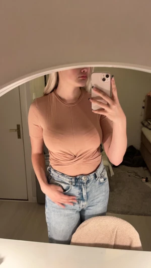 Rosa/beige tröja - Knappt använt denna tröja men ändå väldig fin. Kontakta mig vid intresse eller om ni har några frågor , ni står för frakten💗