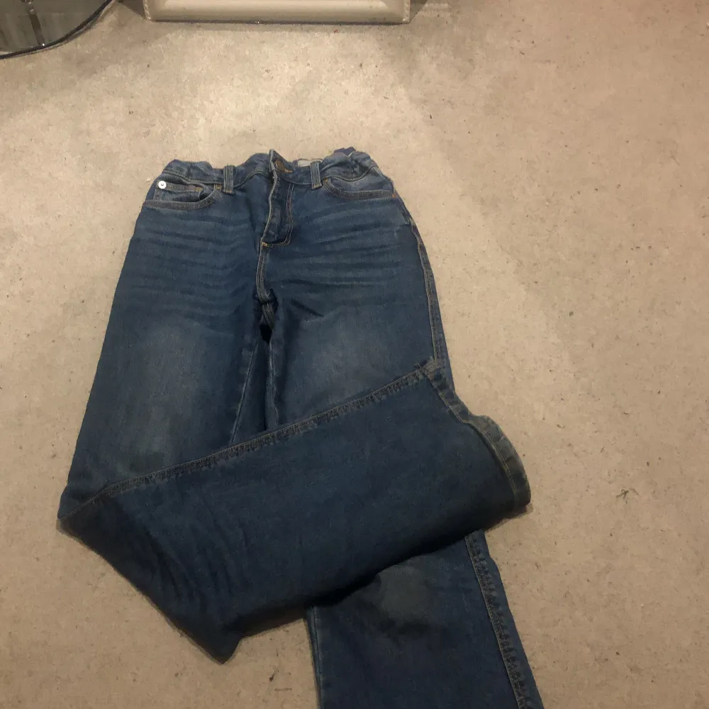 Ett par snygga byxor! Säljer pågrund av ingen användning. Köptes för 399kr på Cubus. Använt sparsamt mycket. . Jeans & Byxor.