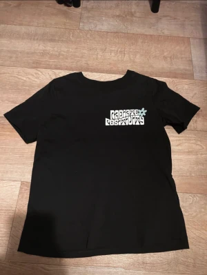 T-shirt med tryck - t-shirt från ginatricot, inga defekter. skriv om du har några frågor ☺️
