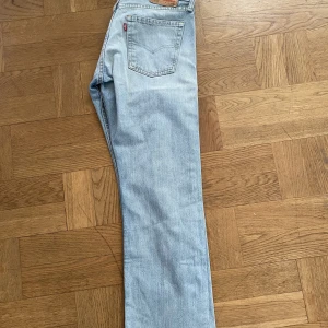 Levi’s 514 - Säljer ett par helt oanvända schyssta Levi’s jeans pga för små.  Ny pris är jag osäker på.. (Köparen står för frakt)