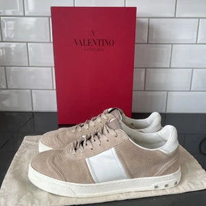 Valentino skor - Valentino  Storlek: 36,5 Skick: 9/10 (medföljer dustbag) Färg: rosa Vårt pris: 3000kr Retail: 5000kr 