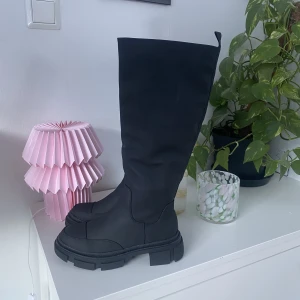 Boots från missguided  - Köpta av en tjej här på plick men dom va tyvärr för små för mig..😓helt i nyskick!💕