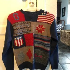 En cool vintage stickad tröja från gant!  Färg: röd, blå, grå, vit  Nypris: 800 kr  Mitt pris: 150 kr Storlek: XL (barn) 146-152  Perfekt för när det blir kallare på kvällen en sommardag. 