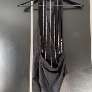 Body med öppen rygg - Body från shein med öppen rygg. aldrig använt! 