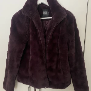 Jacka  - Lurvig Vinröd jacka, pris går att diskuteras. Knappt använd bra skick, storlek S. Kan skicka mer bilder om ni frågar. 