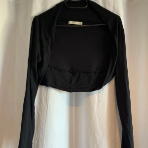 Bolero/kofta - Vet inte riktigt vilket märke. Skulle säga att den passar S-L. Jättefin över en klänning eller ett linne🫶🏼 Stretchigt material
