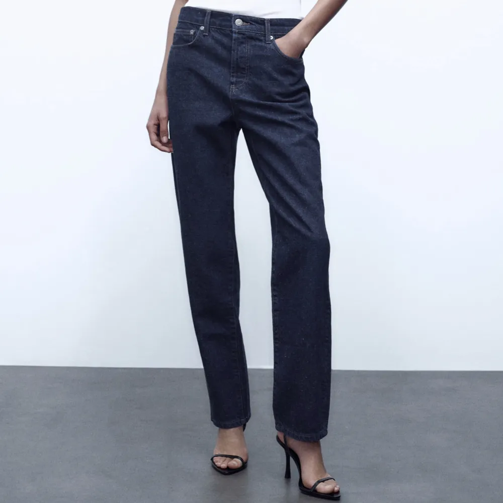 Säljer ett par helt nya Zara Slim fit/ Straight leg/ Mid Rise jeans. Super fina jeans! Aldrig använda !. Jeans & Byxor.