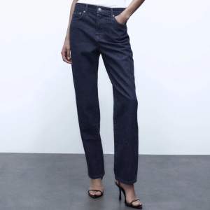Säljer ett par helt nya Zara Slim fit/ Straight leg/ Mid Rise jeans. Super fina jeans! Aldrig använda !