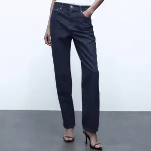 Säljer ett par helt nya Zara Slim fit/ Straight leg/ Mid Rise jeans. Super fina jeans! Aldrig använda !