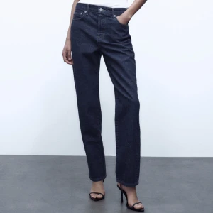 Jeans - Säljer ett par helt nya Zara Slim fit/ Straight leg/ Mid Rise jeans. Super fina jeans! Aldrig använda !