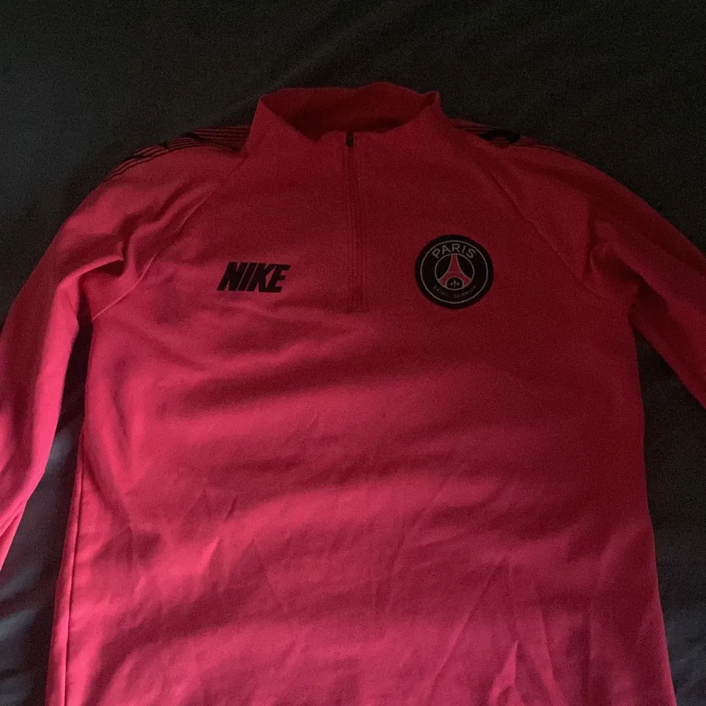 Säljer min psg tröja som tyvärr inte kommer till användning längre. Neon rosa i färg, knappt använd så inga synliga fläckar, storlek S men passar både M och S.. Tröjor & Koftor.