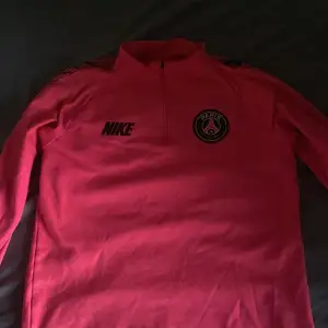 Säljer min psg tröja som tyvärr inte kommer till användning längre. Neon rosa i färg, knappt använd så inga synliga fläckar, storlek S men passar både M och S.
