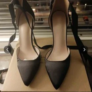 Klackskor - Hejsan! jag vill sälja ett par fina klackar som är helt nya och oanvända. Som jag köpte för några månader sedan. Dem är jätte snygga på Och passar utmärkt till fester, och middagar. Inklusive att det är med snören så det gör looken mer snyggare. Kan mötas
