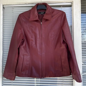 RÖD läderjacka - Superfin vintage röd läderjacka i fint skick säljes. Skada på axeln (inget som stör eller syns från långt håll) säljes därför billigt. Strl: L, passar de flesta storlekarna egentligen, beroende på hur man vill att den sitter♥️priset kan diskuteras