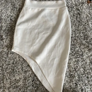 Kjol - Vit fin kjol i härligt tyg🌟  Storlek S