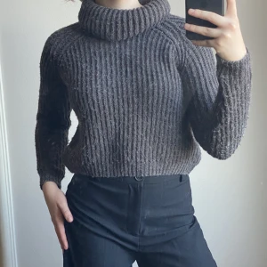 Croppd turtleneck tröja - Säljer en croppad turtleneck tröja som är stickad. Den är super skön och passar perfekt nu till våren eller senare till hösten💕🌸köptes för 200 och säljs för 100kr utan frakt💕